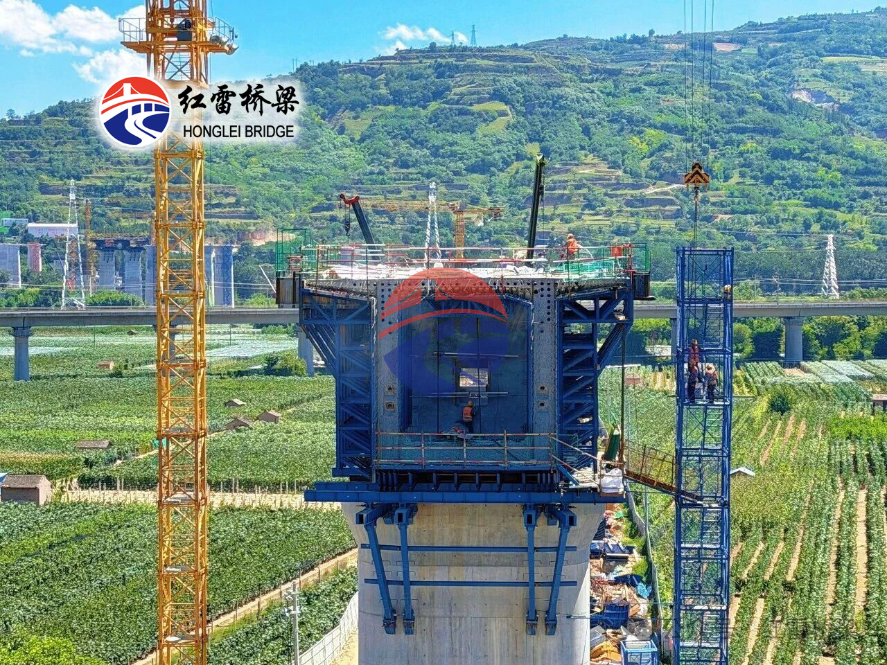 中铁八局天水至陇南铁路工程托架挂篮设备